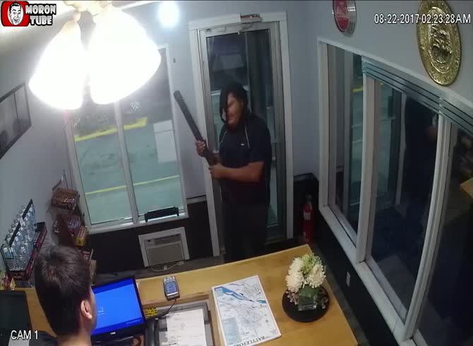 Video :Canada - he attempts to use a video projector screen to steal a train ticket office